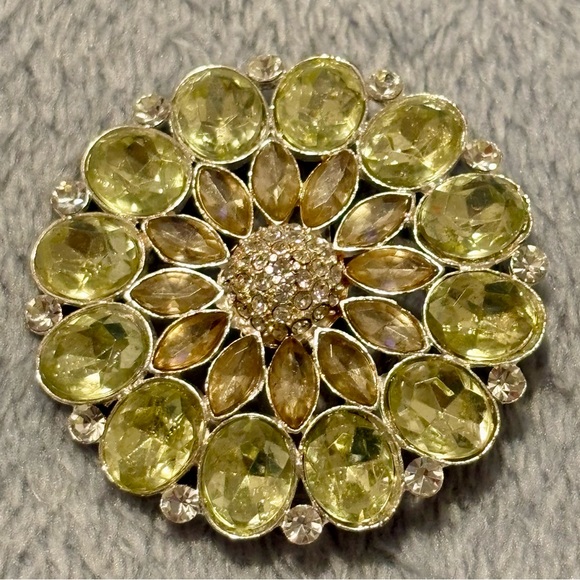 Vintage unsigned beautiful light Green flower Brooch with Rhinestones - Picture 3 of 17